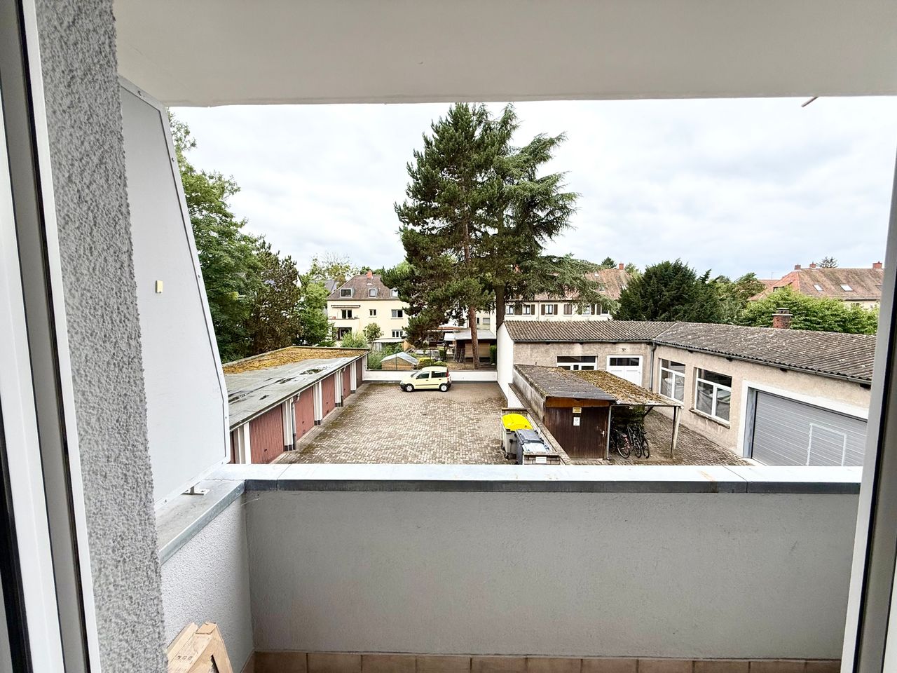 Wohnzimmer mit Balkon
