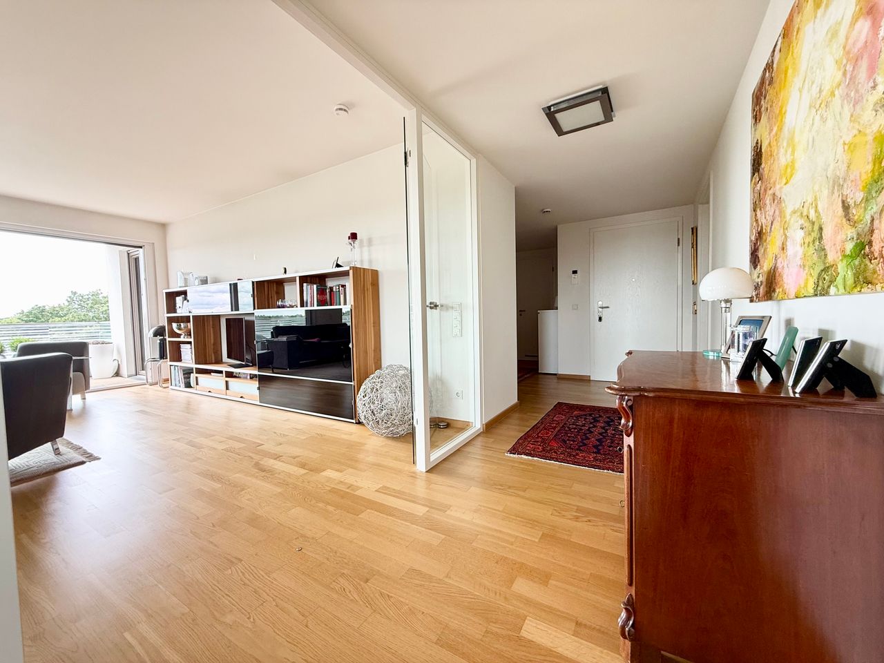 Wohnzimmer mit Balkon
