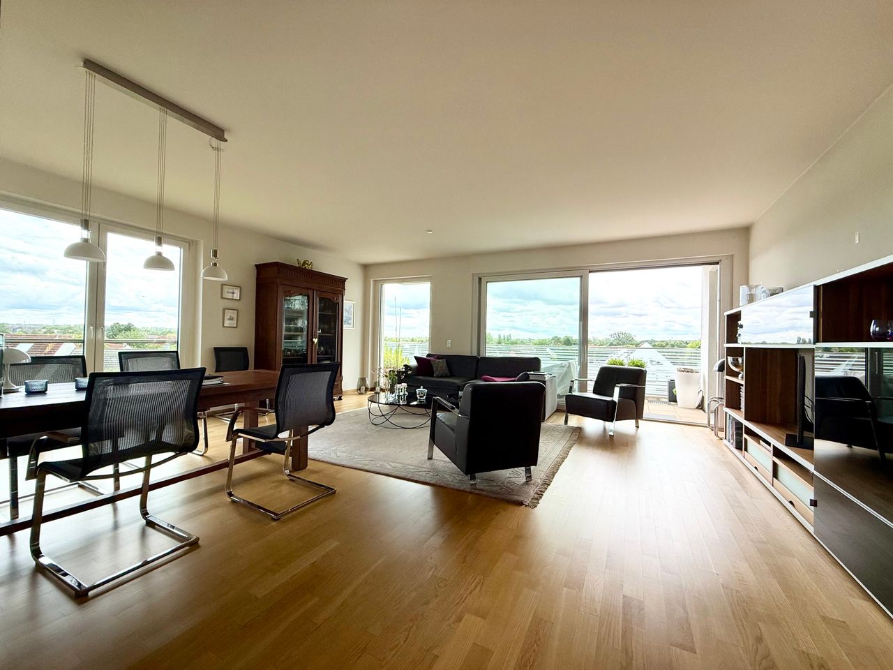 Wohnzimmer mit Balkon