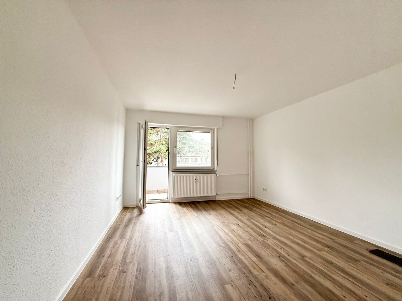 Wohnzimmer mit Balkon